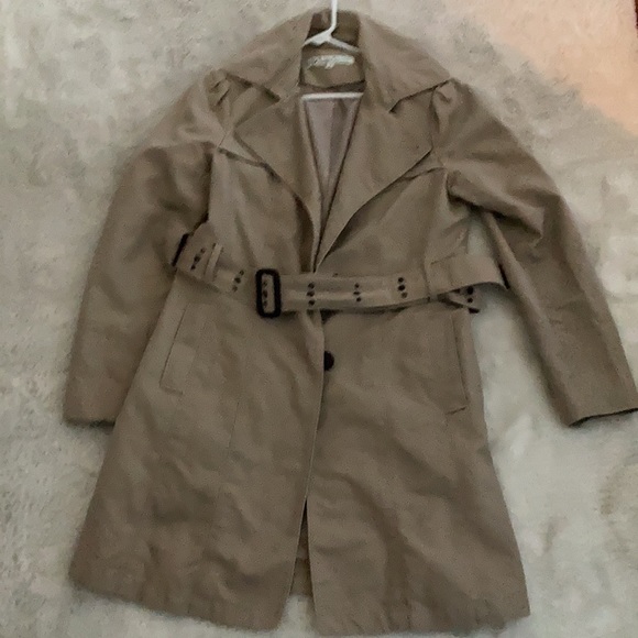 Classical trench coat- bought but never used. - Picture 5 of 5